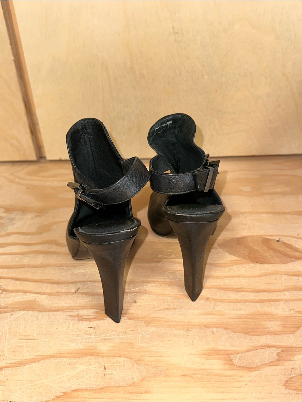 Kenneth Cole Black Leather Pointed Slingback Heels - Picture 3 of 6